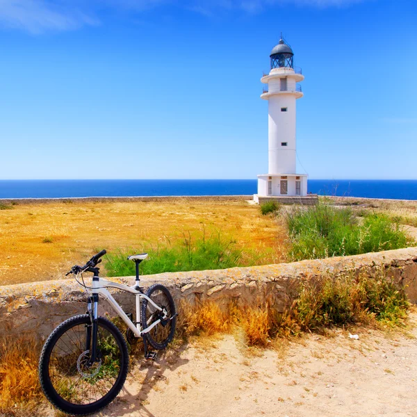 Rower na Balearach formentera barbaria lighthouse — Zdjęcie stockowe