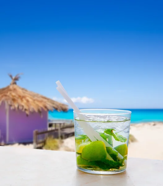 Mojito in tropische paarse hut op turquoise strand — Stockfoto