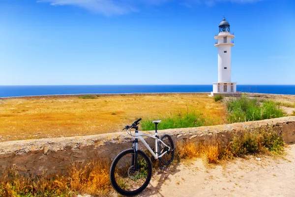 Fahrrad auf den balearischen Formentera Barbaria Leuchtturm — Stockfoto
