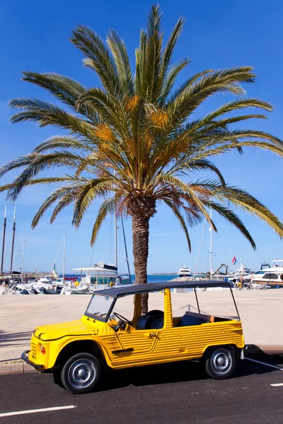 Formentera Adası yaz retro Cabrio ile — Stok fotoğraf