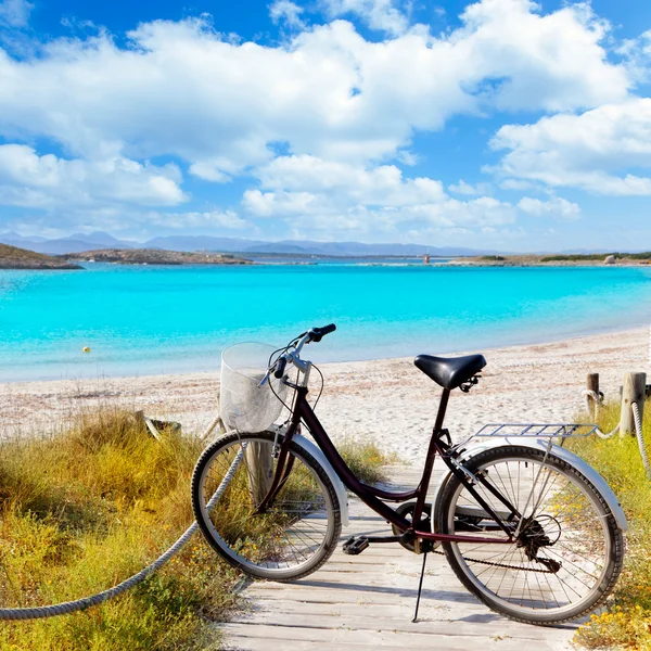 Fahrrad am Strand von Formentera auf den Balearen — Stockfoto