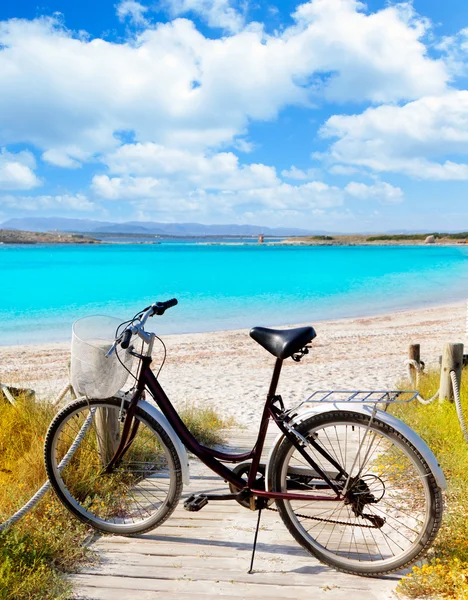Велосипед на пляже Форментера на Балеарских островах — стоковое фото