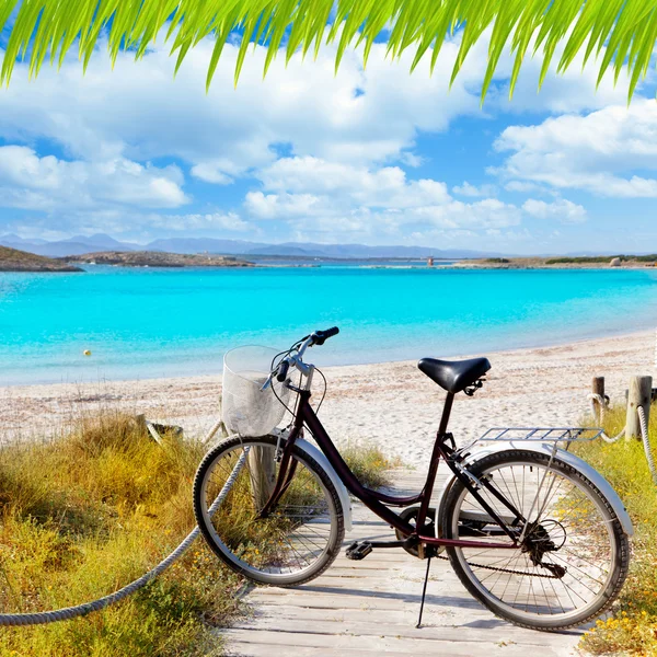 Велосипед на пляже Форментера на Балеарских островах — стоковое фото