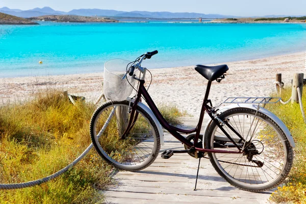 Rower w formentera plaży na Balearach — Zdjęcie stockowe
