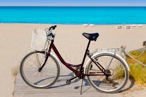 Bicicletta in spiaggia di formentera sulle isole Baleari — Foto Stock