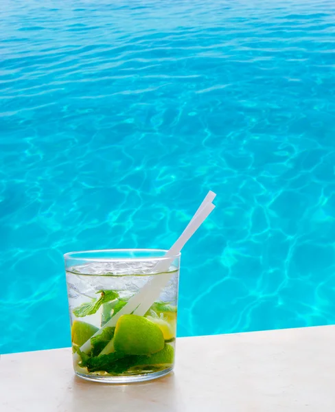 Mojito cocktail on a perfect tropical beach — Stock Photo, Image
