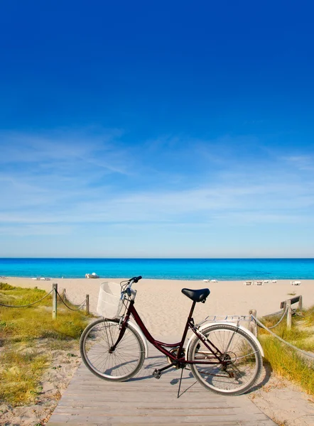 Bicicleta na praia formentera nas ilhas Baleares — Fotografia de Stock