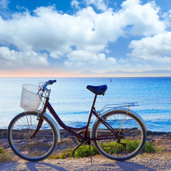 Велосипед на пляже Форментера с закатом Ибицы — стоковое фото