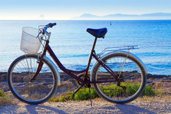 Bicicleta na praia formentera com o pôr do sol Ibiza — Fotografia de Stock