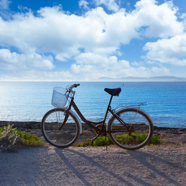 포 르 멘 테라가 비자 일몰 해변에서 자전거 — 스톡 사진