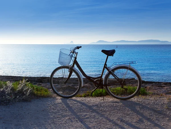 Bicicletta in spiaggia formentera con Ibiza tramonto — Foto Stock
