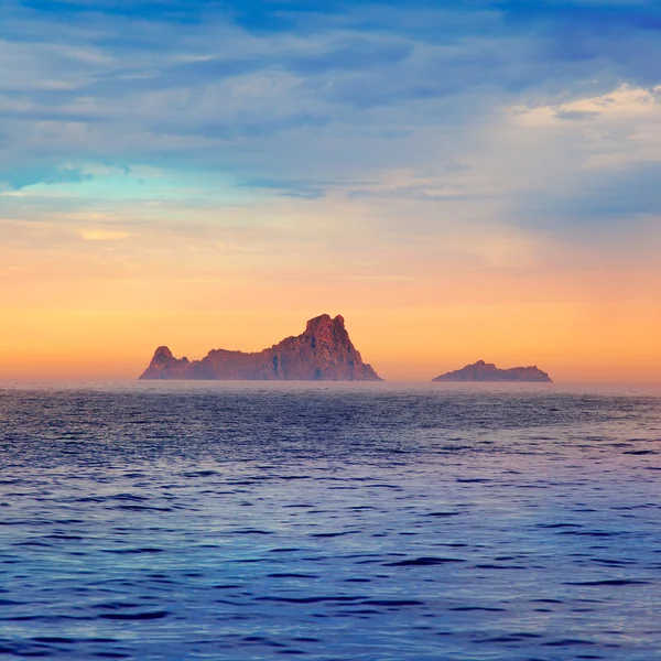 Ίμπιζα ηλιοβασίλεμα στις Βαλεαρίδες Νήσους θέα από την θάλασσα — Φωτογραφία Αρχείου