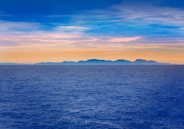 海からバレアレス諸島ビューでイビサ島サンセット — ストック写真