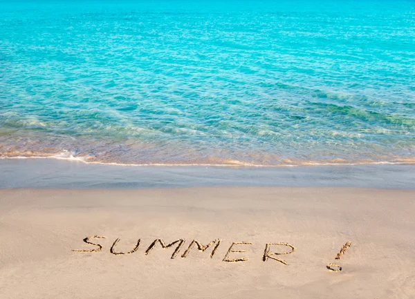 Tropisch strand met zomer woord geschreven in zand — Stockfoto