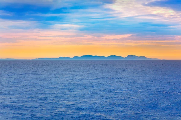 Ibiza západ slunce v Baleárské ostrovy pohled z moře — Stock fotografie
