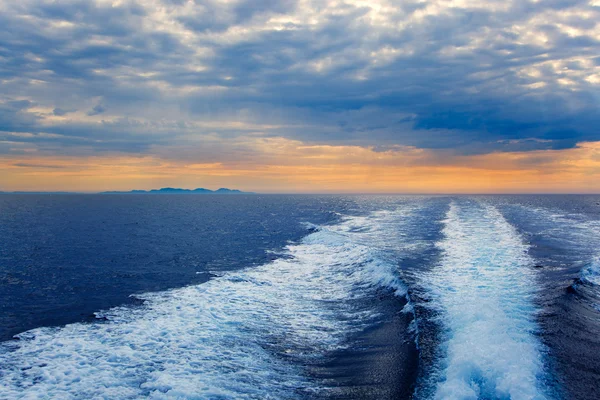 Голубое море с реквизитом просыпается на острове Ибица — стоковое фото