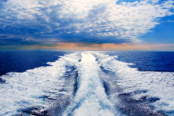 イビサ島の支柱洗浄ウェイクと青い海 — ストック写真