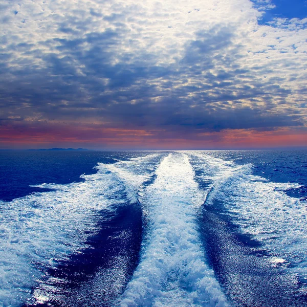 Blå havet med prop tvätta vakna i ibiza island — Stockfoto