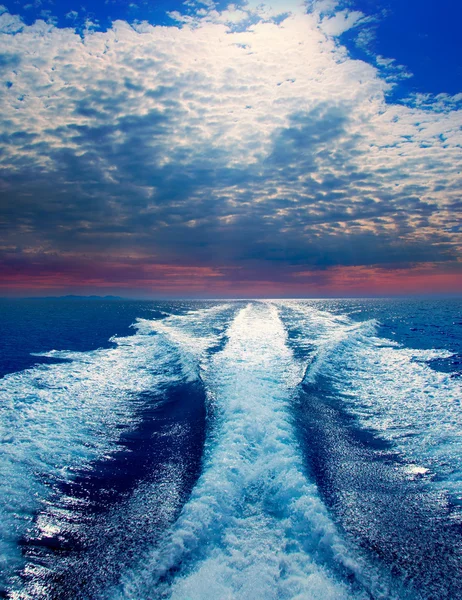 イビサ島の支柱洗浄ウェイクと青い海 — ストック写真