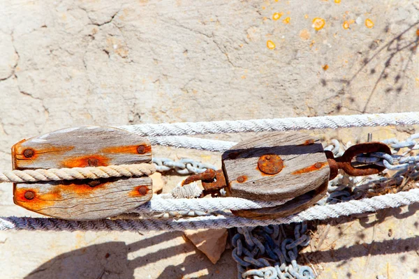 Polia de madeira enferrujada envelhecida no porto do Mediterrâneo — Fotografia de Stock