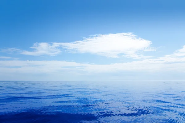 Синя спокійна морська вода з поверхнею дзеркала хмар — стокове фото