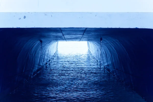 Catamarano Cat vista a basso angolo come un tunnel luminoso — Foto Stock
