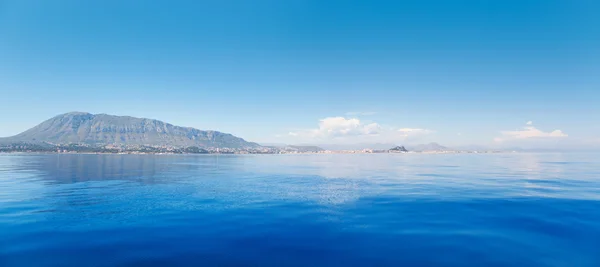 Alicante Denia vedere de la mare albastru calm — Fotografie, imagine de stoc
