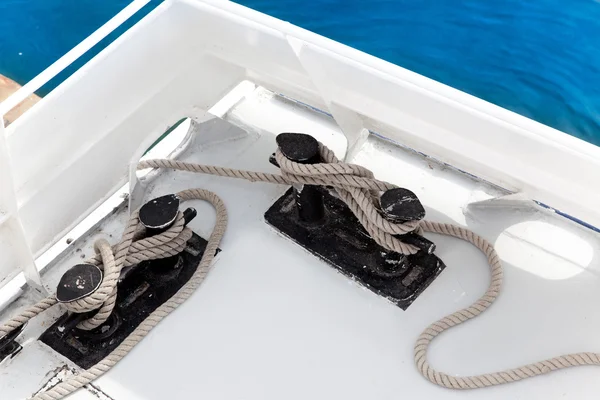 Boat double bitt with rope moored in port — Stock Photo, Image
