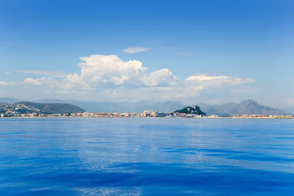 Alicante Denia vista dal mare blu e calmo — Foto Stock