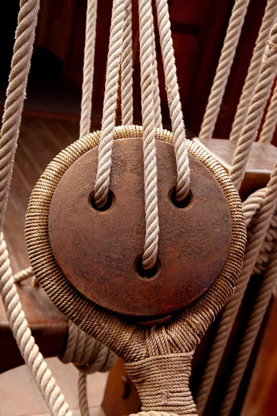 Antiguas poleas y cuerdas de madera para veleros —  Fotos de Stock