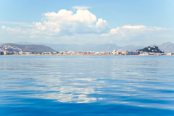 Alicante denia pohled z modré klidné moře — Stock fotografie