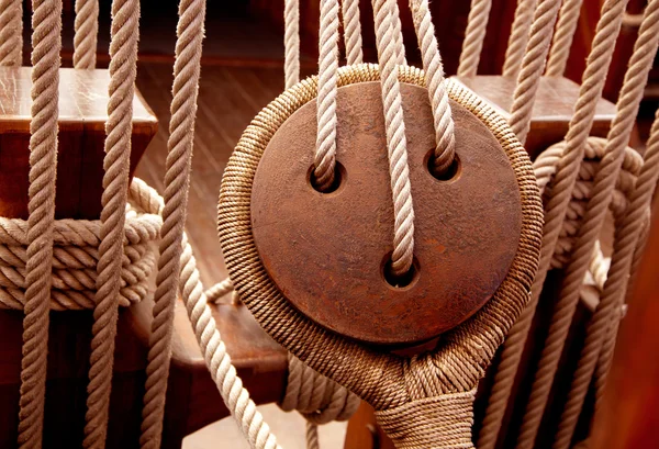 Anciennes poulies et cordes de voilier en bois — Photo
