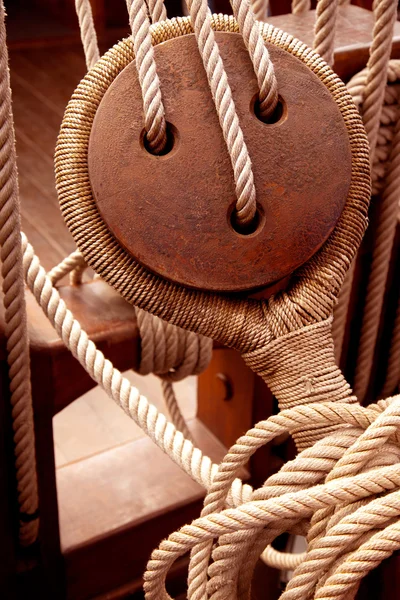 古代木帆船滑轮和绳索 — 图库照片
