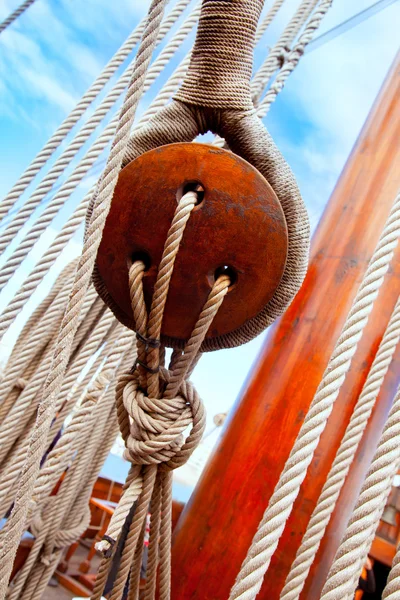 Ancient wooden sailboat pulleys and ropes — Stock Photo, Image
