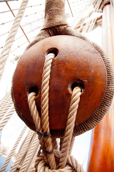 Antika trä segelbåt remskivor och linor — Stockfoto