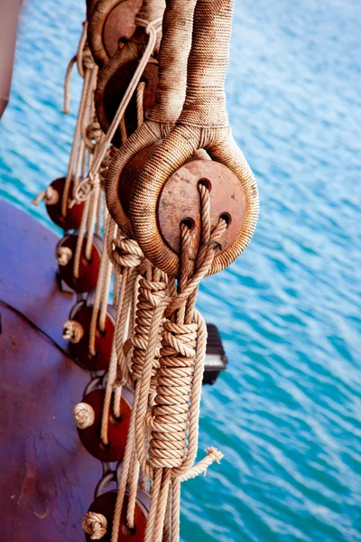 Древнедеревянные шкивы и веревки для парусников — стоковое фото