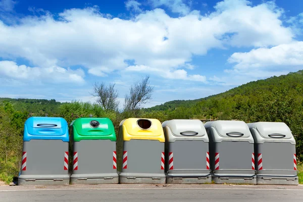 Ekologická selektivní odpadky kontejnerů podle barev — Stock fotografie
