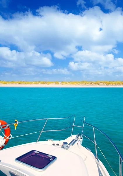 Barco ancorado na ilha Formentera Espalmador — Fotografia de Stock
