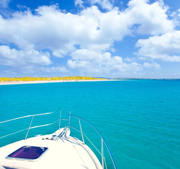Barco ancorado na ilha Formentera Espalmador — Fotografia de Stock