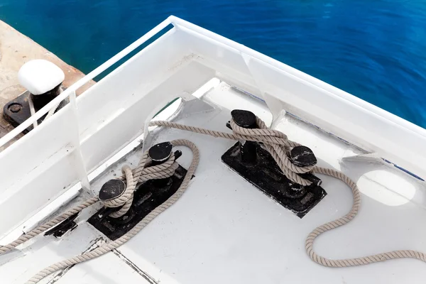 Διπλό bitt βάρκα με σχοινί αγκυροβολημένο στο λιμάνι — Φωτογραφία Αρχείου