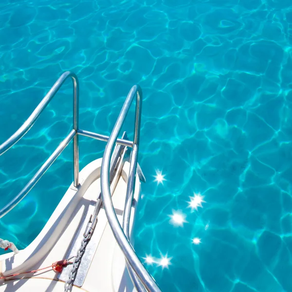 Balearen blue schoon turquoise water uit boeg van de boot — Stockfoto