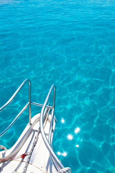Balearisch blau sauberes türkisfarbenes Wasser vom Bootsbug — Stockfoto