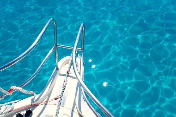 巴利阿里蓝色清洁绿松石水从船上弓 — 图库照片