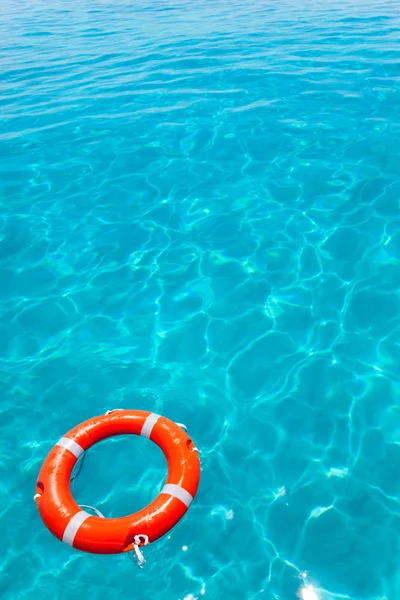 完璧な熱帯のビーチに浮かんでいるオレンジ色のブイします。 — ストック写真