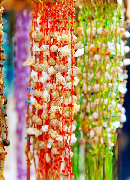 Caracol do mar e concha colares coloridos artesanais — Fotografia de Stock