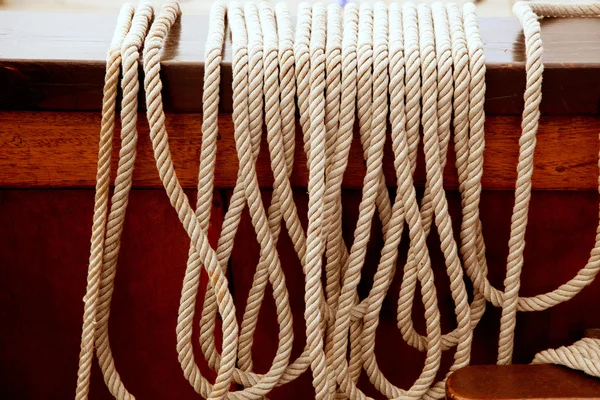 Cordas marinhas em uma fileira no barco de madeira vintage — Fotografia de Stock