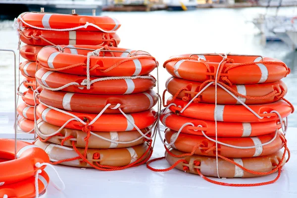 Bóias redondas salva-vidas empilhadas para a segurança do barco — Fotografia de Stock
