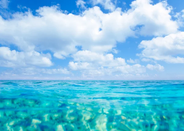 Belearic 諸島ターコイズ ブルーの海青い空の下 — Stock fotografie