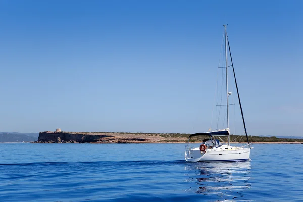 Espalmador in formentera eiland met zeilboot — Stockfoto