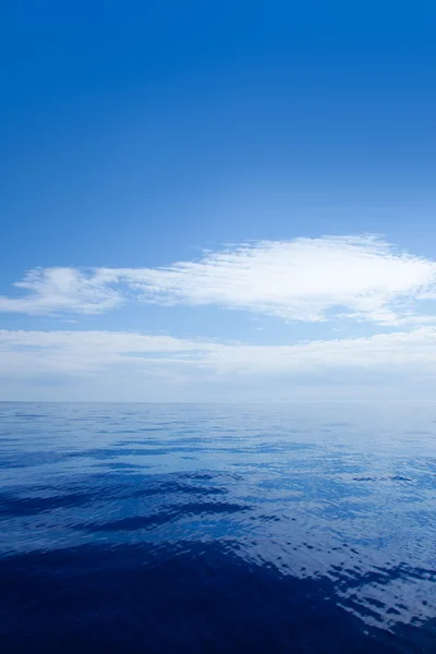 蓝色平静的海面水与云镜面 — 图库照片